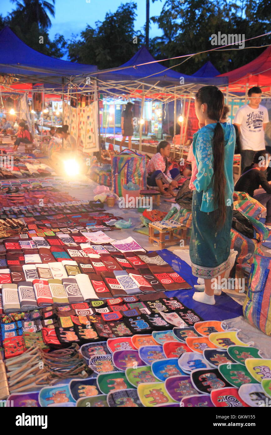 Marché de nuit de Luang Prabang à Luang Prabang au Laos. Banque D'Images