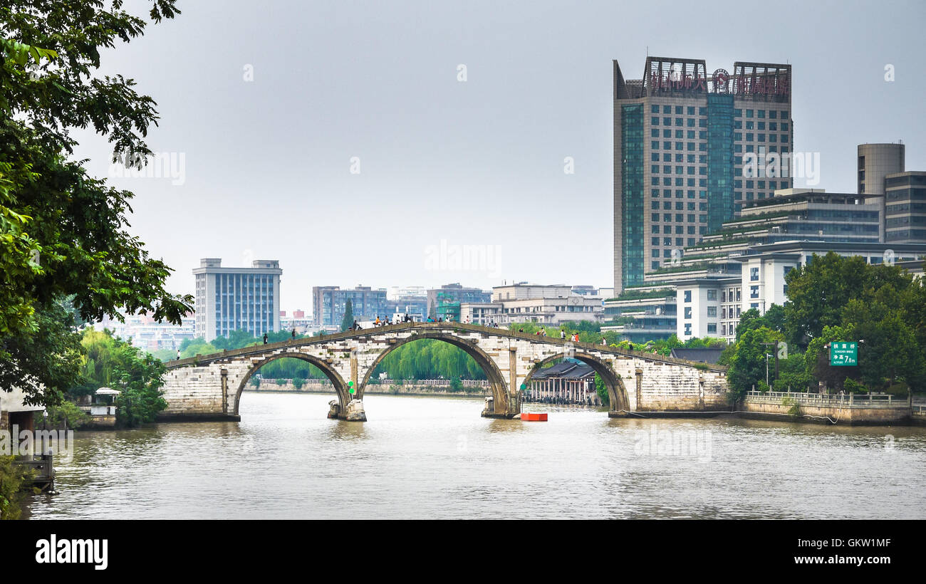 Côté sud de Gongchen arch pont de pierre sur le Grand Canal, vue de jour à partir de la cisjordanie Banque D'Images