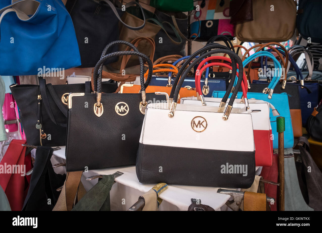 Michael Kors sacs à main contrefaits à la vente à un marquage de rue dans  la vieille ville d'Alcudia Majorque Photo Stock - Alamy