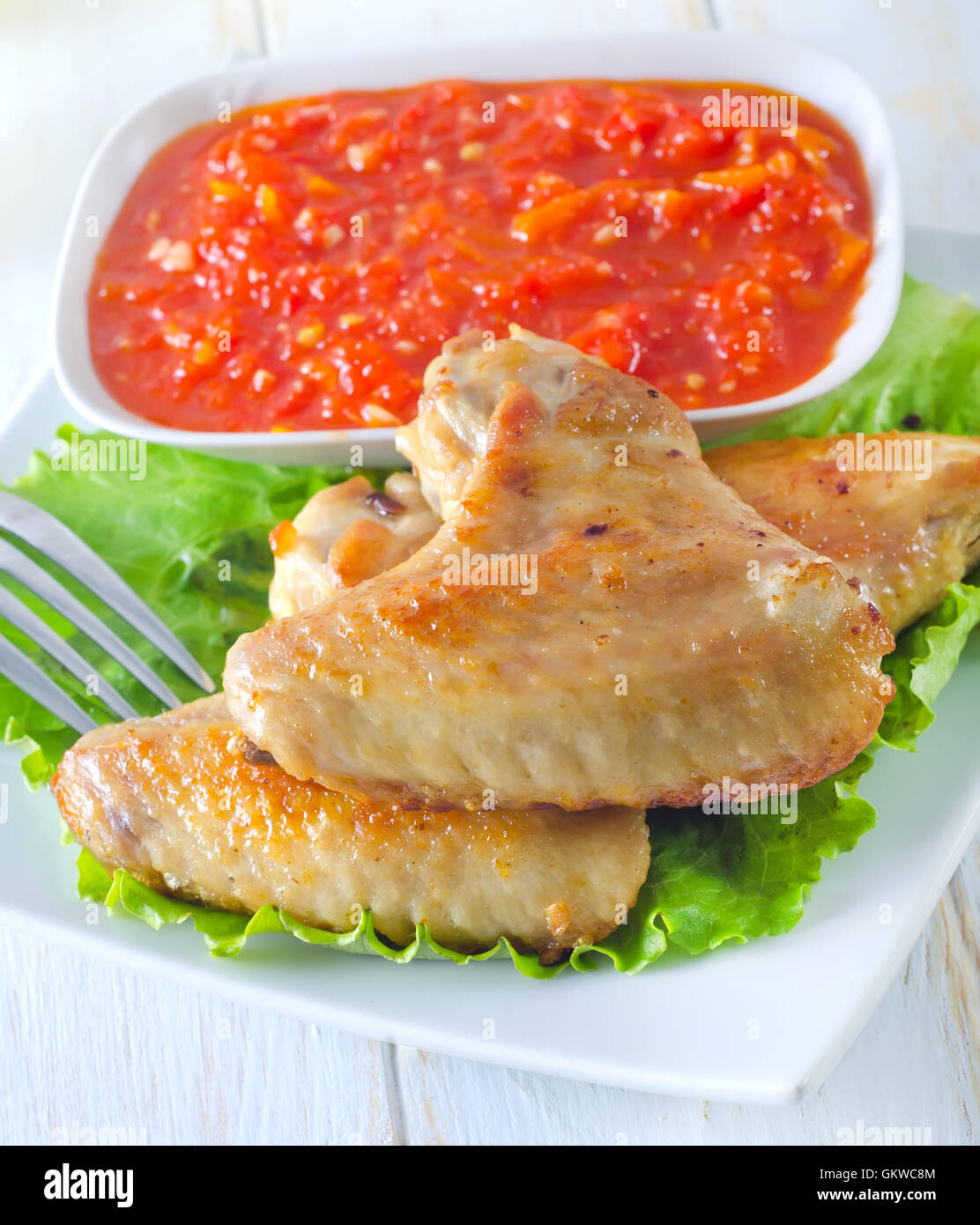 Ailes de poulet avec sauce chili Banque D'Images
