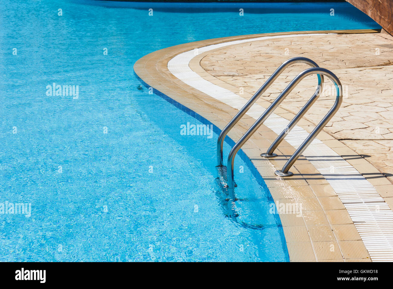 Les barres d'échelle dans la piscine Banque D'Images