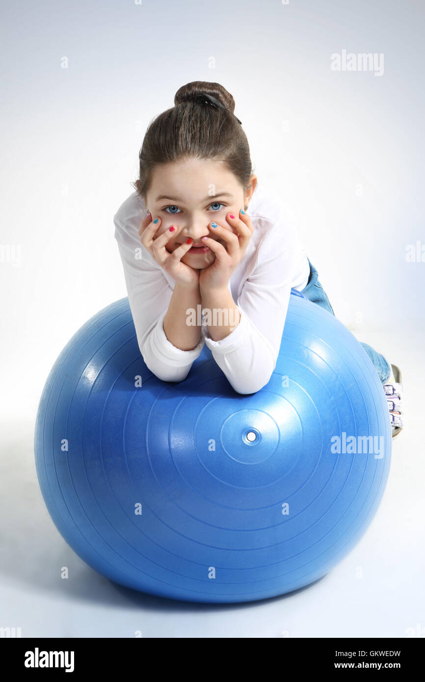 Portrait de petite fille avec une balle de caoutchouc Banque D'Images