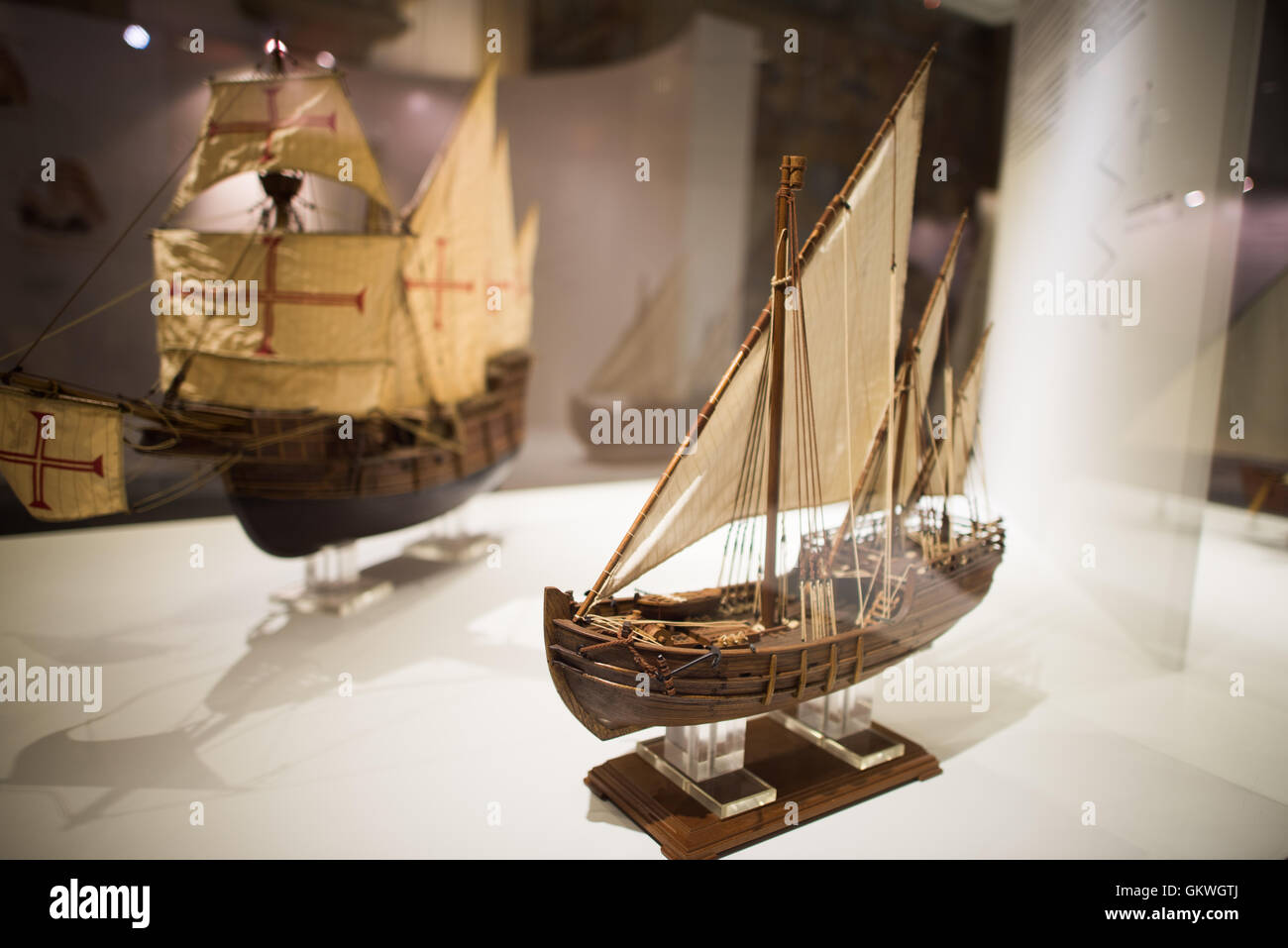 LISBONNE, Portugal — au premier plan est un modèle de 3 mâts Lateen Caravel rigée de la fin du siècle 15th. En arrière-plan, à gauche, est un modèle de la Caravelle carrée-Rgged du début du 16th siècle. Le Museu de Marinha (Musée maritime de la Marine) se concentre sur l'histoire maritime portugaise. Il présente des expositions sur l'âge de la découverte au Portugal, la marine portugaise, la navigation commerciale et récréative et, dans une grande annexe, des barges et des hydravions. Situé dans le quartier Belem de Lisbonne, il occupe, en partie, une aile du monastère Jerónimos. Son entrée est par une chapelle qu'il Banque D'Images