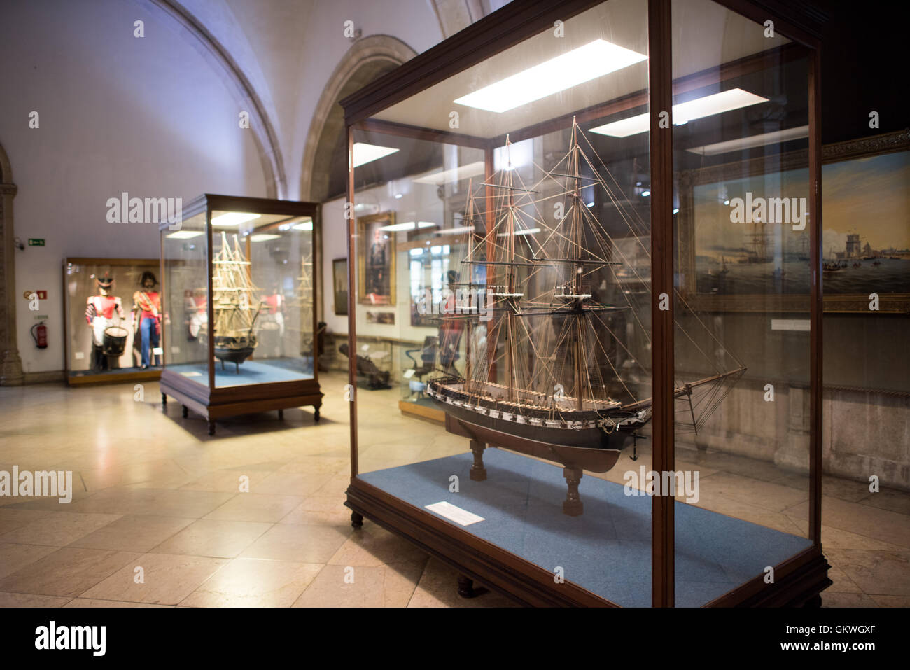 LISBONNE, Portugal — le Museu de Marinha (Musée maritime de la Marine) se concentre sur l'histoire maritime portugaise. Il présente des expositions sur l'âge de la découverte au Portugal, la marine portugaise, la navigation commerciale et récréative et, dans une grande annexe, des barges et des hydravions. Situé dans le quartier Belem de Lisbonne, il occupe, en partie, une aile du monastère Jerónimos. Son entrée se fait par une chapelle que Henry le navigateur avait construite comme l'endroit où les voyageurs au départ ont pris la masse avant de mettre la voile. Le musée occupe son espace actuel depuis 1963. Banque D'Images