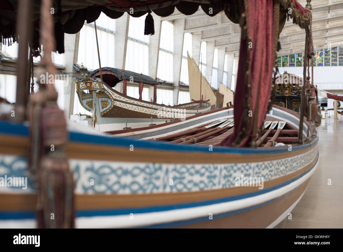 LISBONNE, Portugal — le Museu de Marinha (Musée maritime de la Marine) se concentre sur l'histoire maritime portugaise. Il présente des expositions sur l'âge de la découverte au Portugal, la marine portugaise, la navigation commerciale et récréative et, dans une grande annexe, des barges et des hydravions. Situé dans le quartier Belem de Lisbonne, il occupe, en partie, une aile du monastère Jerónimos. Son entrée se fait par une chapelle que Henry le navigateur avait construite comme l'endroit où les voyageurs au départ ont pris la masse avant de mettre la voile. Le musée occupe son espace actuel depuis 1963. Banque D'Images