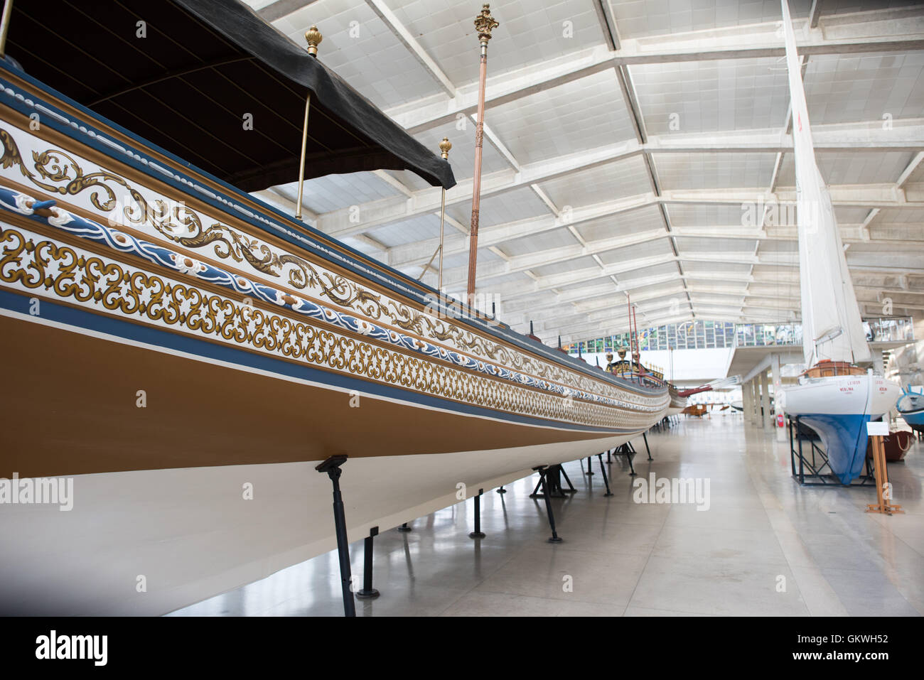 LISBONNE, Portugal — à gauche se trouve la Grande Barge, ou Galeota Grande. Elle a été construite en 1728 par ordre du roi Jaoa V pour son usage personnel. Elle a été habitée par 80 gardes à vue, 1 coxswain et 1 bowman. Le Museu de Marinha (Musée maritime de la Marine) se concentre sur l'histoire maritime portugaise. Il présente des expositions sur l'âge de la découverte au Portugal, la marine portugaise, la navigation commerciale et récréative et, dans une grande annexe, des barges et des hydravions. Situé dans le quartier Belem de Lisbonne, il occupe, en partie, une aile du monastère Jerónimos. Son entrée est par une chapelle que Henry le navigateur avait b Banque D'Images