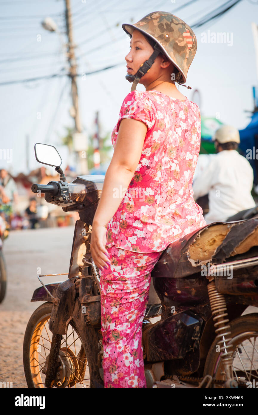 Femme en pyjama rose sur moto Photo Stock - Alamy