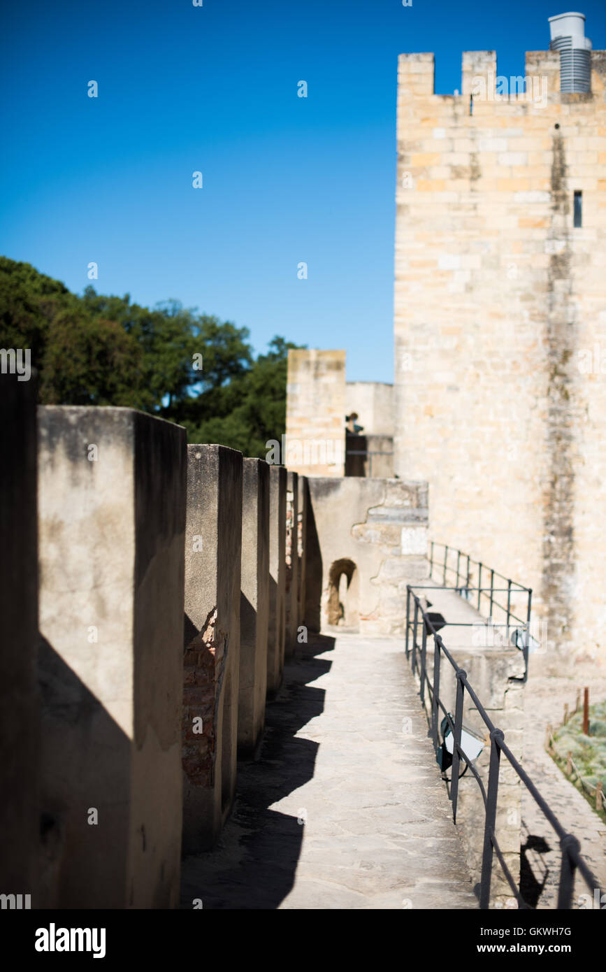 São Château Jorge remparts Lisbonne Portugal // LISBONNE, Portugal - sur les remparts du château. Situé sur une colline surplombant le centre de Lisbonne, le château de São Jorge (ou Castelo de São Jorge ou château Saint George) est un château mauresque. Des fortifications existent sur le site depuis des milliers d'années, et les murs distinctifs actuels datent du XIVe siècle. Banque D'Images
