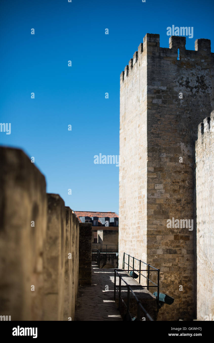 São Château Jorge remparts Lisbonne Portugal // LISBONNE, Portugal - sur les remparts du château. Situé sur une colline surplombant le centre de Lisbonne, le château de São Jorge (ou Castelo de São Jorge ou château Saint George) est un château mauresque. Des fortifications existent sur le site depuis des milliers d'années, et les murs distinctifs actuels datent du XIVe siècle. Banque D'Images