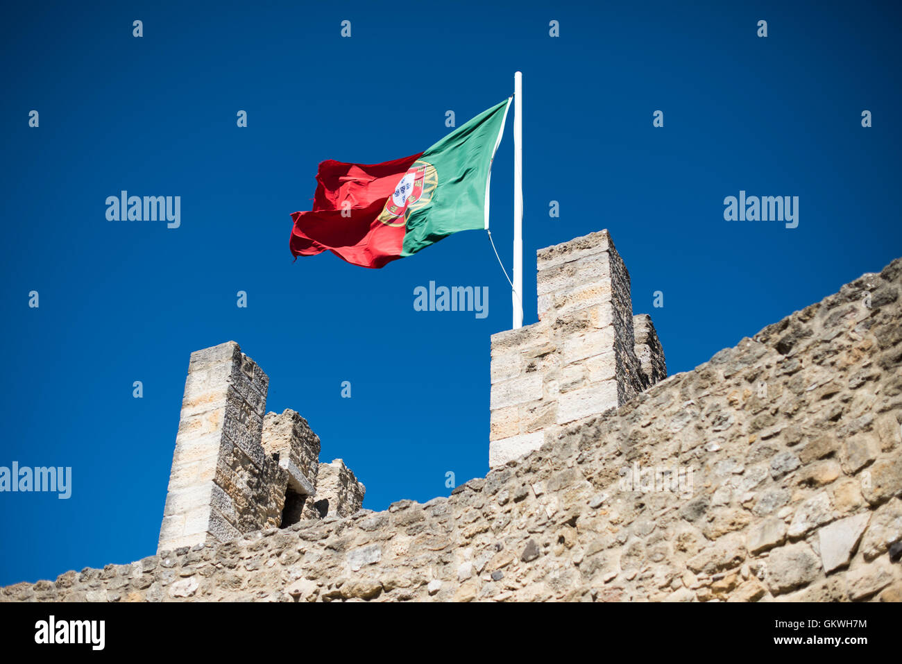 Murs du château de São Jorge Lisbonne Portugal // LISBONNE, Portugal - assis sur une colline surplombant le centre de Lisbonne, le château de São Jorge (ou Castelo de São Jorge ou château Saint George) est un château maure. Des fortifications existent sur le site depuis des milliers d'années, et les murs distinctifs actuels datent du XIVe siècle. Banque D'Images