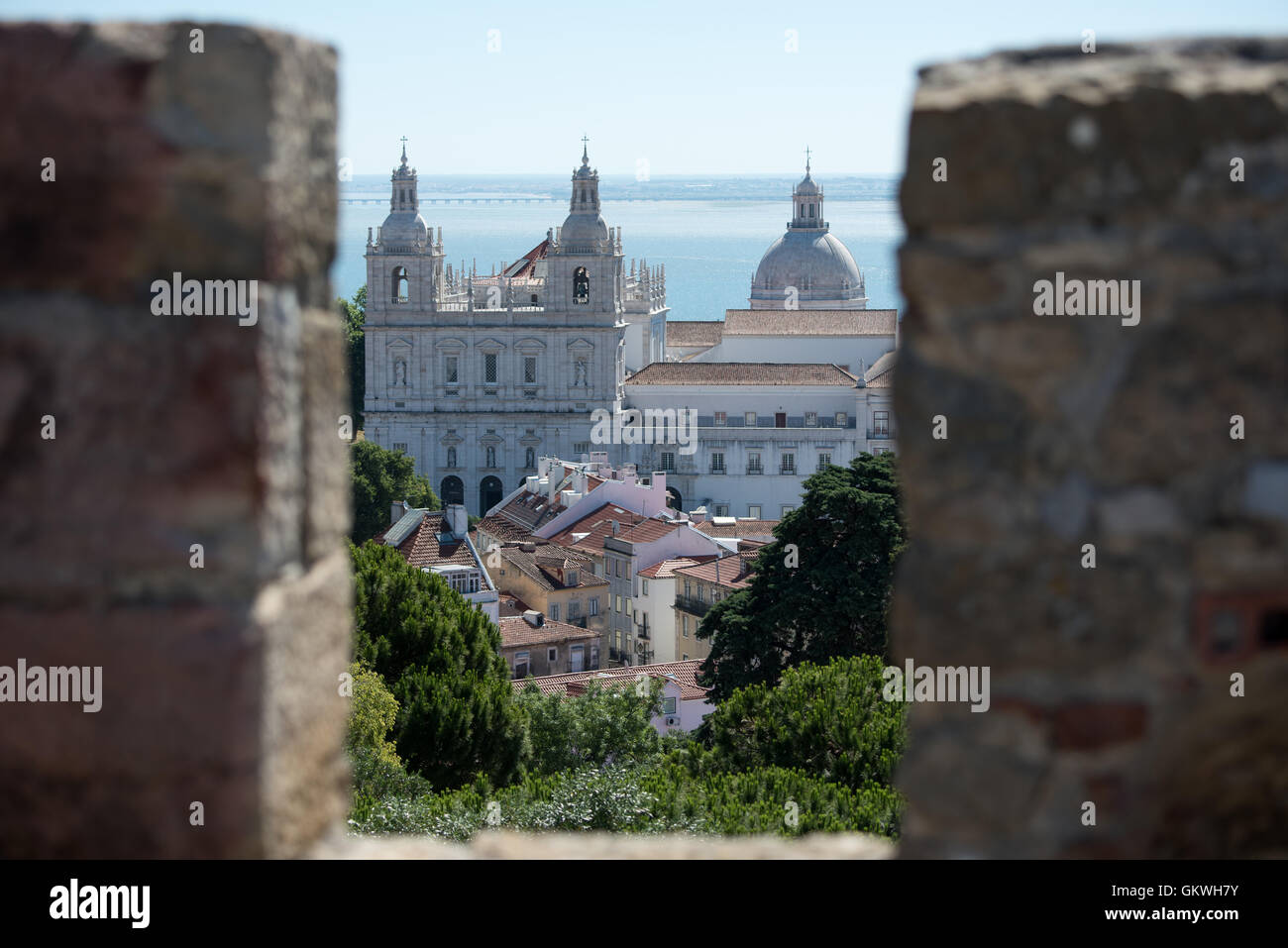 Lisbonne, Portugal - vue du monastère de São Vicente de Fora depuis les remparts de Castelo de Sao Jorge. Assis au sommet d'une colline surplombant le centre de Lisbonne, le château São Jorge (ou château de São Jorge ou Saint George Castle) est un château mauresque. Fortifications ont existé sur le site à des milliers d'années, et l'actuelle date de murs distinctif du 14ème siècle. Banque D'Images