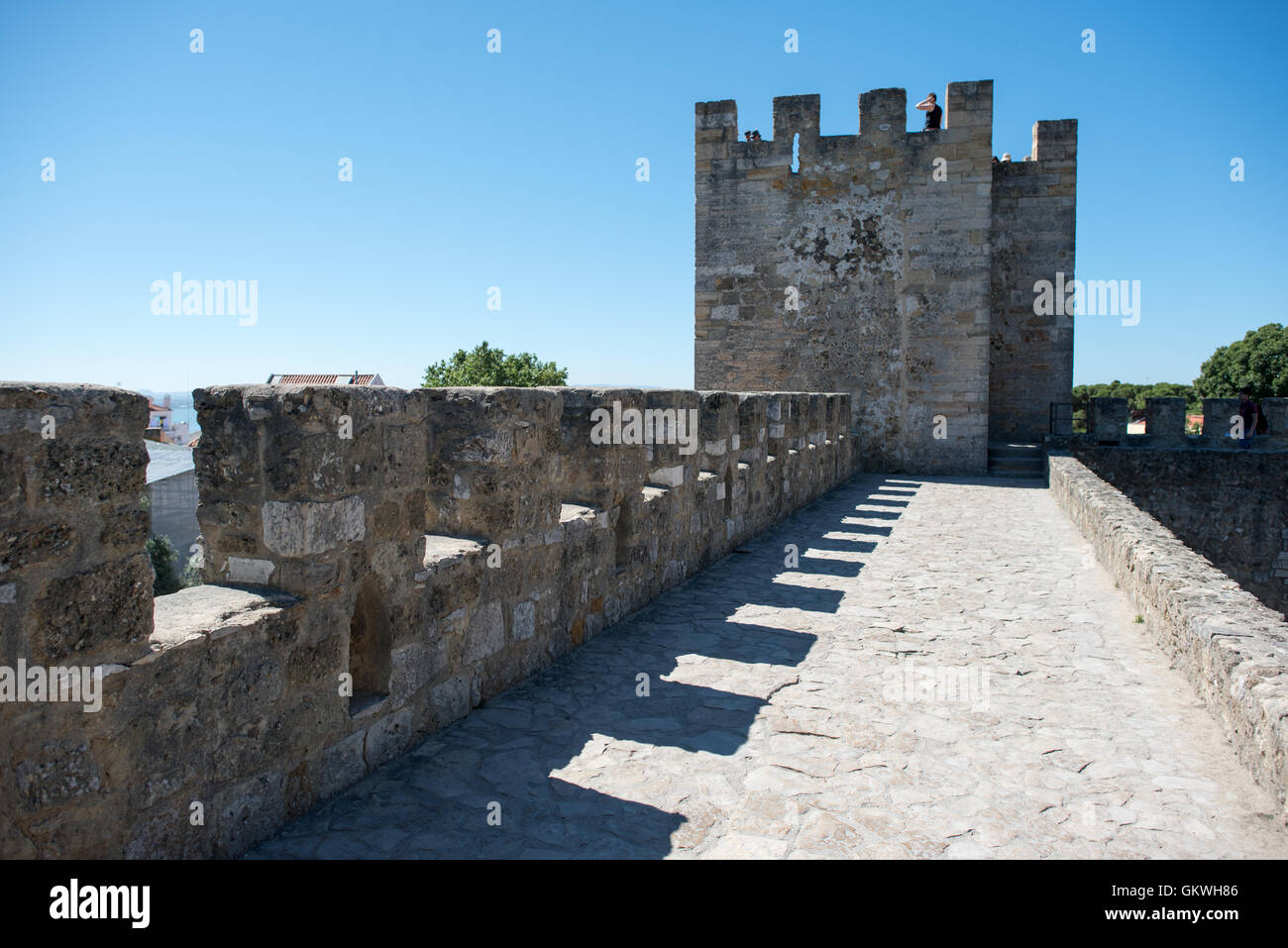 Lisbonne, Portugal - Assis au sommet d'une colline surplombant le centre de Lisbonne, le château São Jorge (ou château de São Jorge ou Saint George Castle) est un château mauresque. Fortifications ont existé sur le site à des milliers d'années, et l'actuelle date de murs distinctif du 14ème siècle. Banque D'Images