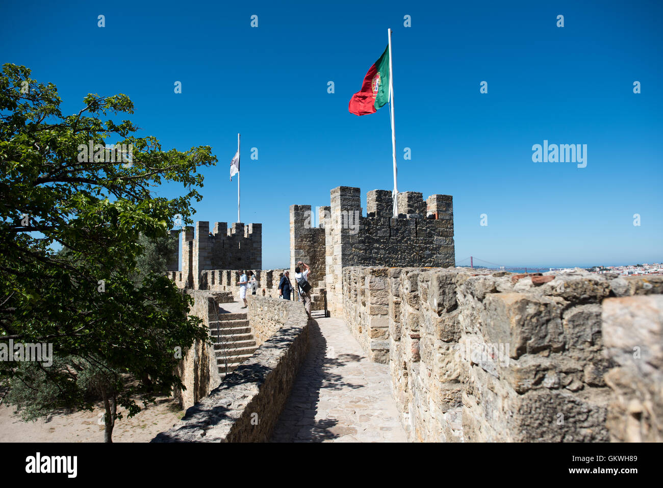 Murs du château de São Jorge Lisbonne Portugal // LISBONNE, Portugal - assis sur une colline surplombant le centre de Lisbonne, le château de São Jorge (ou Castelo de São Jorge ou château Saint George) est un château maure. Des fortifications existent sur le site depuis des milliers d'années, et les murs distinctifs actuels datent du XIVe siècle. Banque D'Images