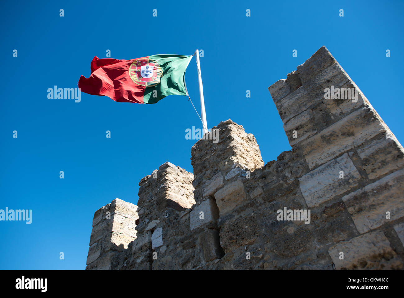 Murs du château de São Jorge Lisbonne Portugal // LISBONNE, Portugal - assis sur une colline surplombant le centre de Lisbonne, le château de São Jorge (ou Castelo de São Jorge ou château Saint George) est un château maure. Des fortifications existent sur le site depuis des milliers d'années, et les murs distinctifs actuels datent du XIVe siècle. Banque D'Images