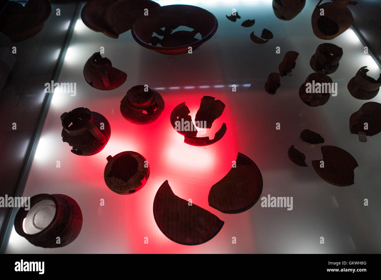 Castelo de Sao Jorge Musée des artefacts archéologiques Lisbonne // LISBONNE, Portugal - Un musée à l'intérieur des murs de Castelo de Sao Jorge expose des artefacts récupérés à partir de l'exploration archéologique sur le site. Situé sur une colline surplombant le centre de Lisbonne, le château de São Jorge (ou Castelo de São Jorge ou château Saint George) est un château mauresque. Des fortifications existent sur le site depuis des milliers d'années, et les murs distinctifs actuels datent du XIVe siècle. Banque D'Images