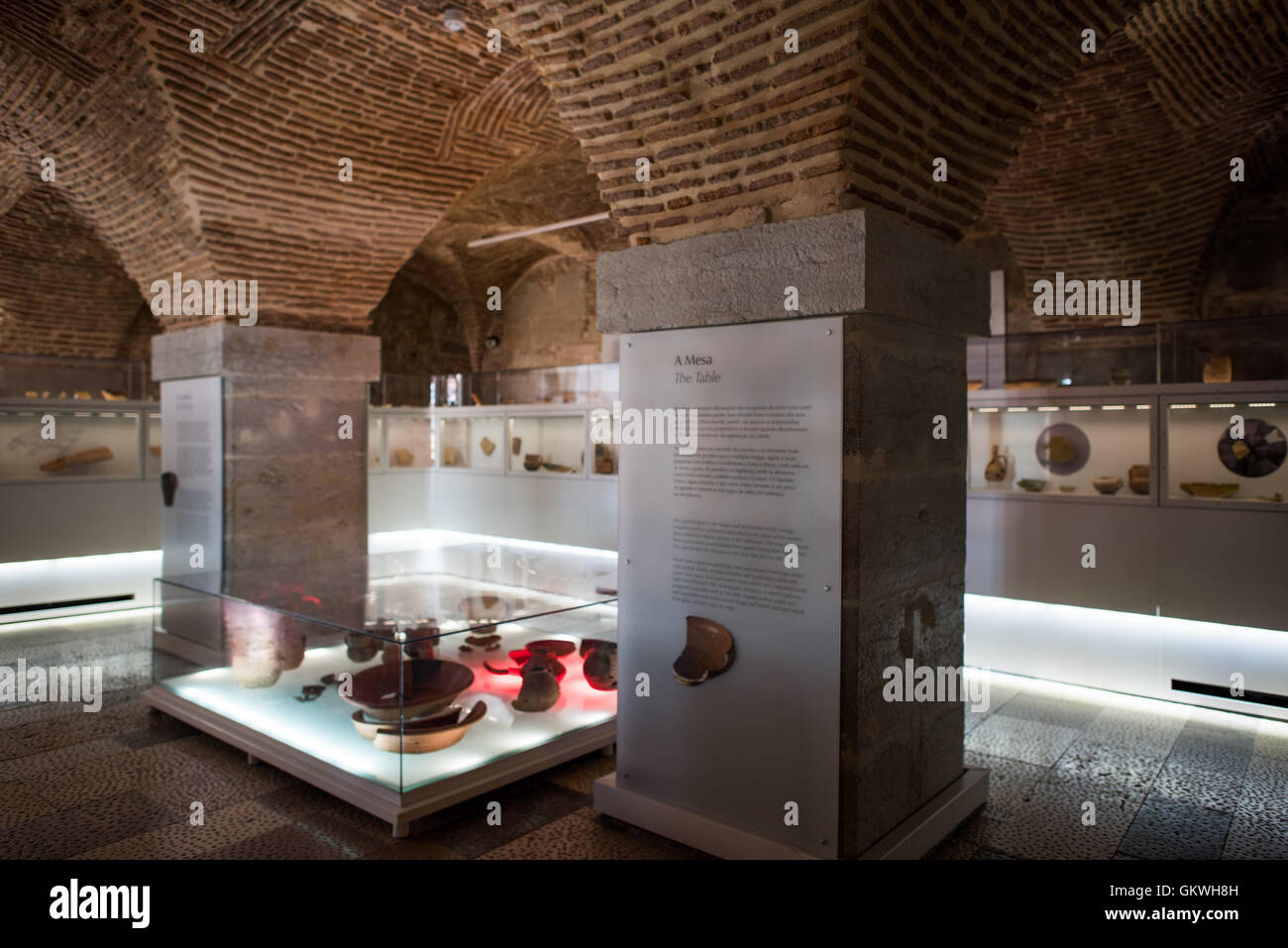 Musée Castelo de Sao Jorge artefacts archéologiques Lisbonne Portugal // LISBONNE, Portugal - Un musée à l'intérieur des murs de Castelo de Sao Jorge expose des artefacts récupérés à partir de l'exploration archéologique sur le site. Situé sur une colline surplombant le centre de Lisbonne, le château de São Jorge (ou Castelo de São Jorge ou château Saint George) est un château mauresque. Des fortifications existent sur le site depuis des milliers d'années, et les murs distinctifs actuels datent du XIVe siècle. Banque D'Images