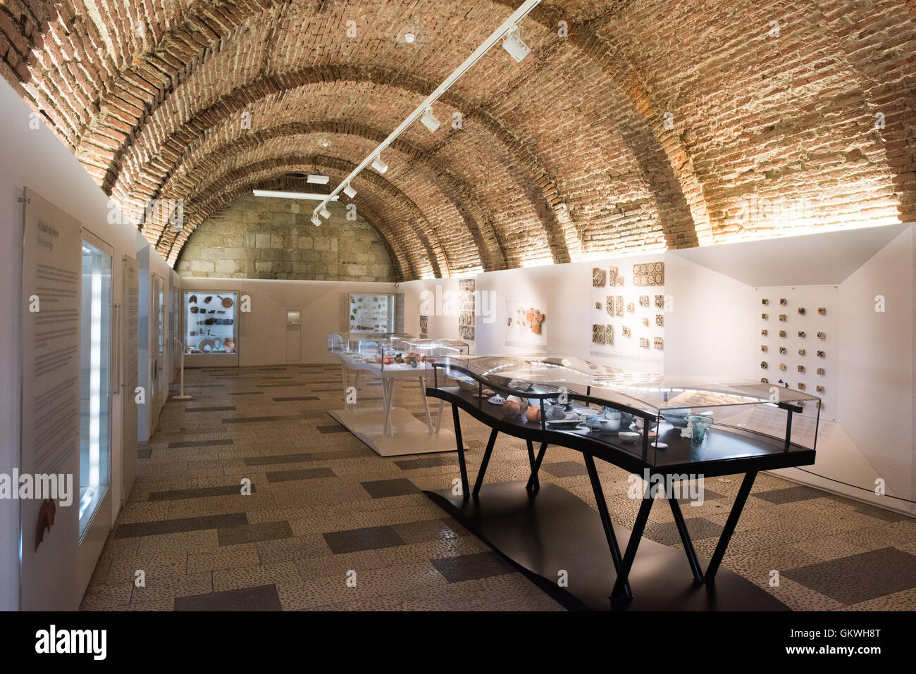 Musée Castelo de Sao Jorge artefacts archéologiques Lisbonne Portugal // LISBONNE, Portugal - Un musée à l'intérieur des murs de Castelo de Sao Jorge expose des artefacts récupérés à partir de l'exploration archéologique sur le site. Situé sur une colline surplombant le centre de Lisbonne, le château de São Jorge (ou Castelo de São Jorge ou château Saint George) est un château mauresque. Des fortifications existent sur le site depuis des milliers d'années, et les murs distinctifs actuels datent du XIVe siècle. Banque D'Images