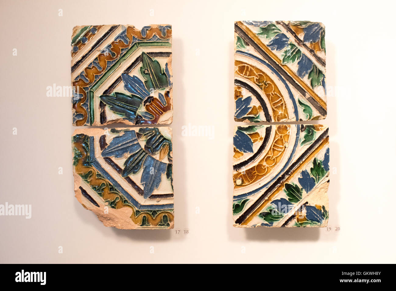 Castelo de Sao Jorge artefacts archéologiques Lisbonne Portugal // LISBONNE, Portugal - Un musée à l'intérieur des murs de Castelo de Sao Jorge expose des artefacts récupérés à partir de l'exploration archéologique sur le site. Situé sur une colline surplombant le centre de Lisbonne, le château de São Jorge (ou Castelo de São Jorge ou château Saint George) est un château mauresque. Des fortifications existent sur le site depuis des milliers d'années, et les murs distinctifs actuels datent du XIVe siècle. Banque D'Images