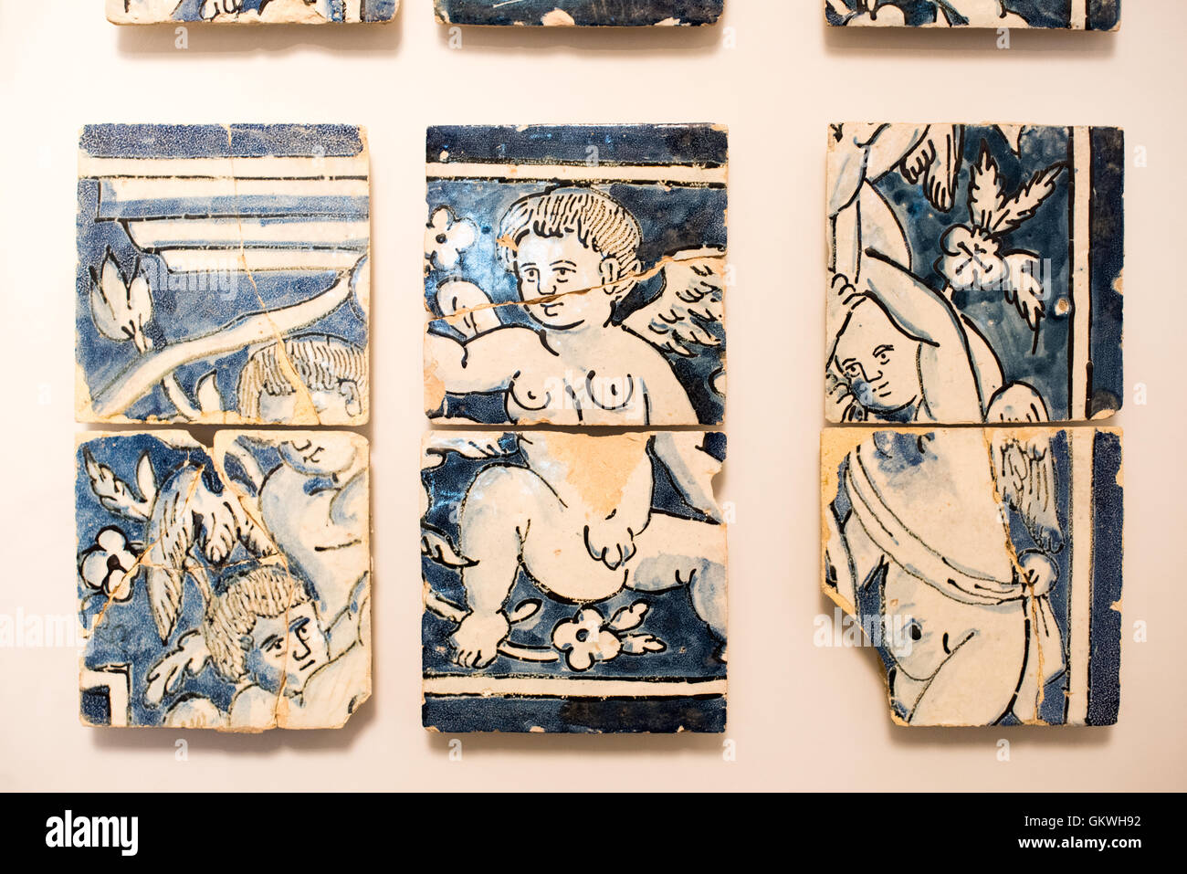 Castelo de Sao Jorge Musée des artefacts Lisbonne Portugal // LISBONNE, Portugal - Un musée à l'intérieur des murs de Castelo de Sao Jorge expose des artefacts récupérés à partir de l'exploration archéologique sur le site. Situé sur une colline surplombant le centre de Lisbonne, le château de São Jorge (ou Castelo de São Jorge ou château Saint George) est un château mauresque. Des fortifications existent sur le site depuis des milliers d'années, et les murs distinctifs actuels datent du XIVe siècle. Banque D'Images