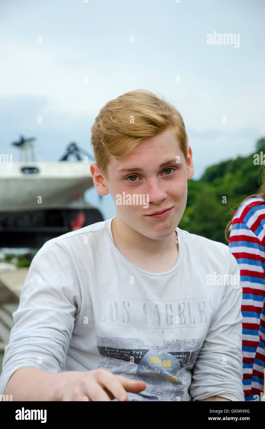 Adolescent boy looking at camera avec une grimace Banque D'Images