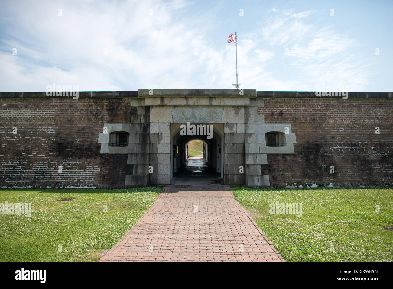 SULLIVAN'S ISLAND, Caroline du Sud - SULLIVAN'S ISLAND, Caroline du Sud - l'entrée de Fort Moultrie est l'ex-Sally-Port, qui a été conçu pour permettre de rassembler des troupes pour une attaque, ou 'Sally', sur un beseiging ennemi. Après l'original Sally-port a été détruit pendant la guerre civile, celle-ci a été construite dans les années 1870. Fort Moultrie fait partie du Fort Sumter National Monument à l'entrée du port de Charleston en Caroline du Sud. Le fort a joué un rôle crucial dans la défense de l'administration portuaire de l'époque de la guerre d'indépendance à travers la seconde guerre mondiale. Pendant ce temps, il a subi plusieurs u Banque D'Images