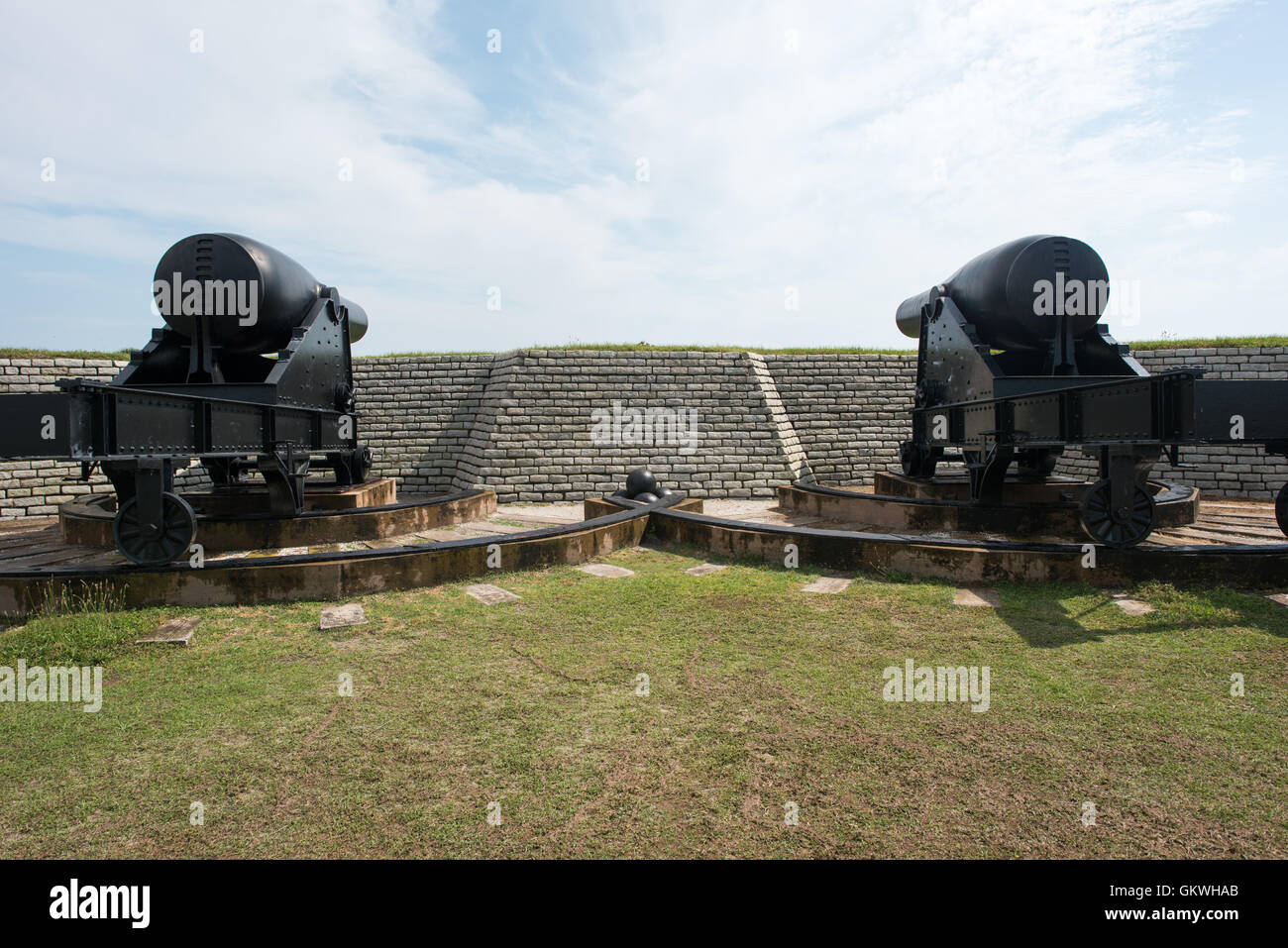 SULLIVAN'S ISLAND, Caroline du Sud - 15 pouces canons à âme lisse Rodman utilisés pendant la période 1873-1898. Fort Moultrie fait partie du Fort Sumter National Monument à l'entrée du port de Charleston en Caroline du Sud. Le fort a joué un rôle crucial dans la défense de l'administration portuaire de l'époque de la guerre d'indépendance à travers la seconde guerre mondiale. Pendant ce temps, il a subi plusieurs mises à niveau, de l'original du journal de palmetto de murs pour les nouveaux bunkers en terre très fortifiée. Banque D'Images