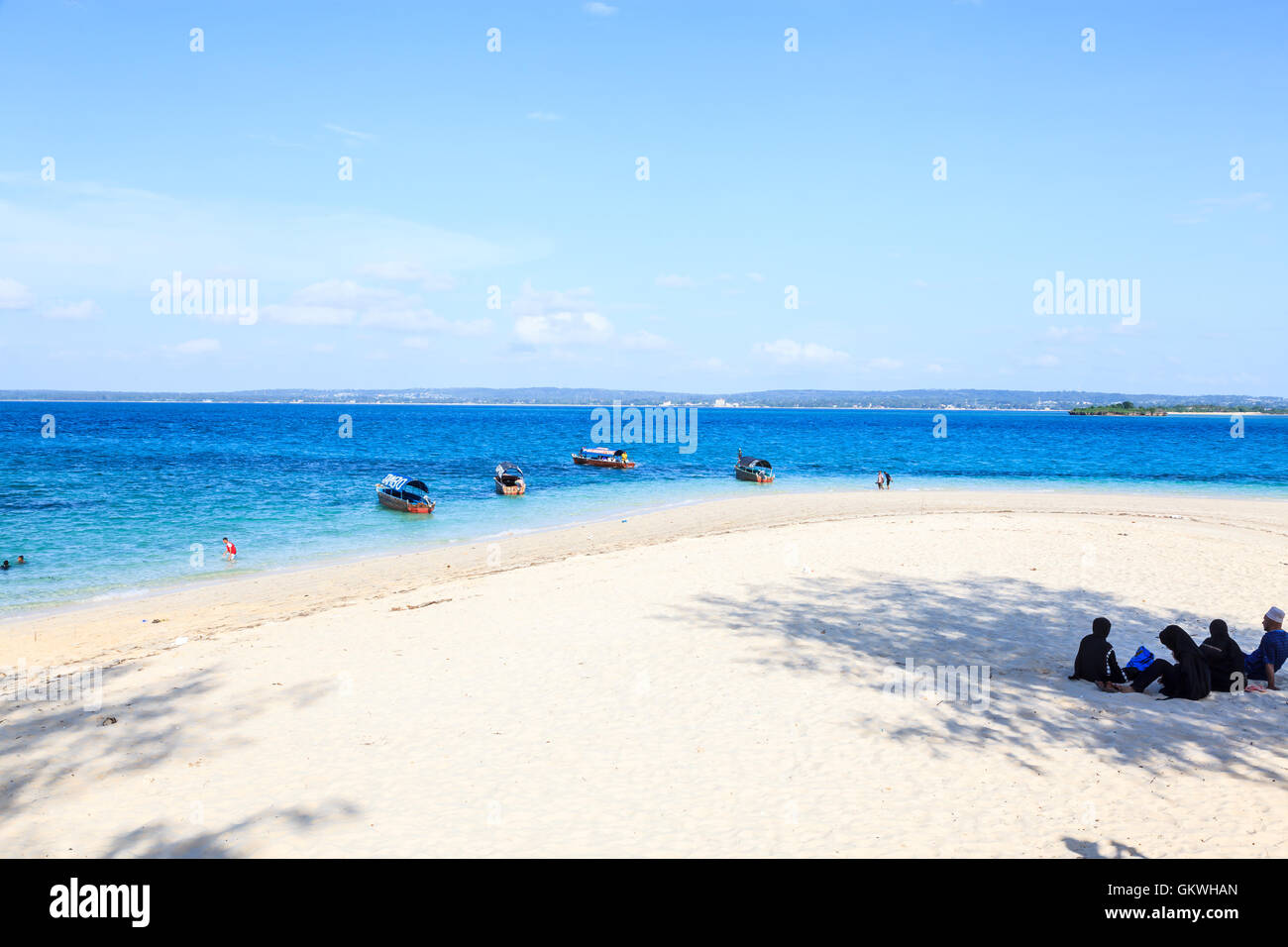 Bateaux ancrés sur la plage sur l'île de Changuu au large de la côte de Zanzibar Banque D'Images