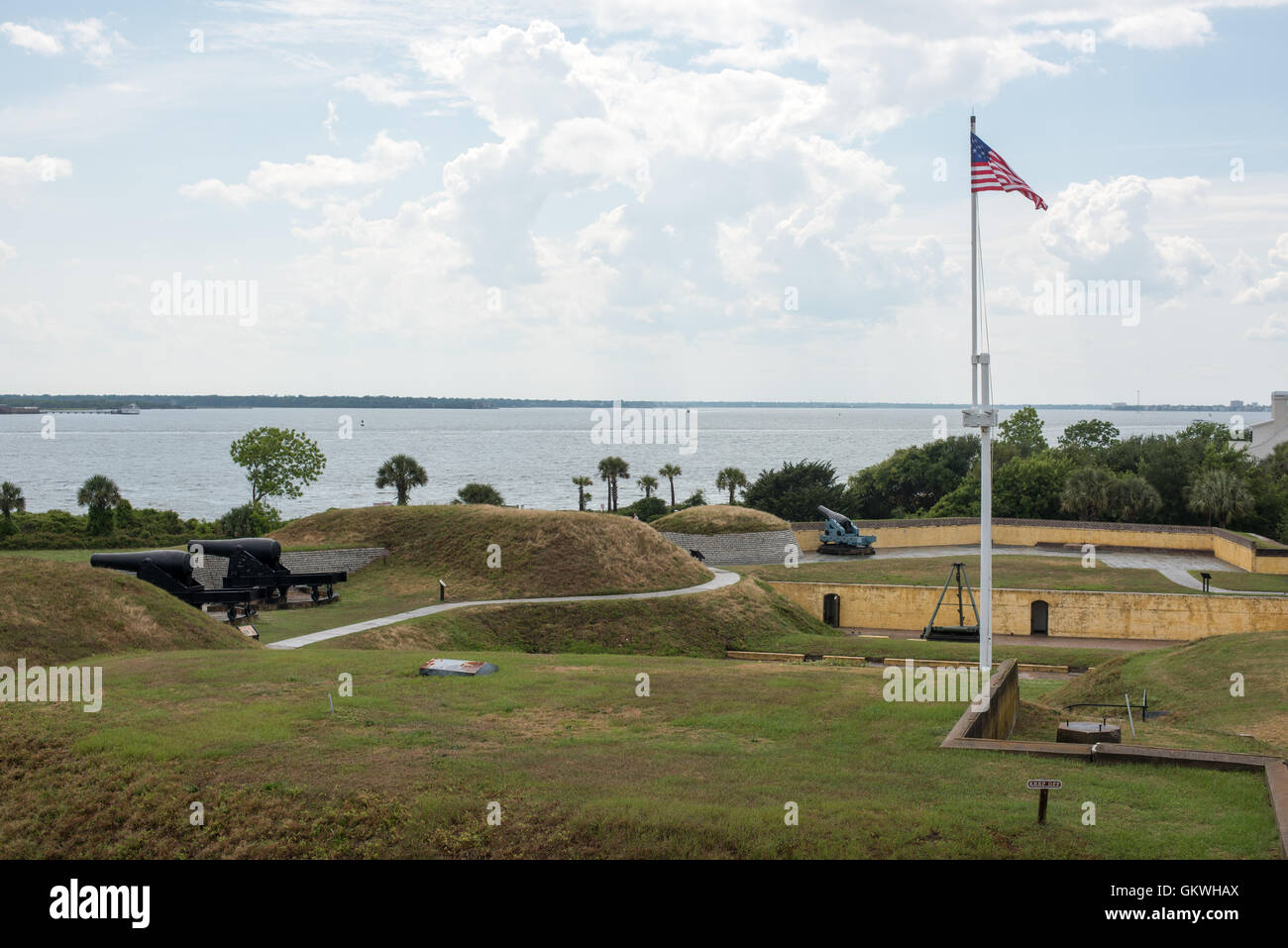 SULLIVAN'S ISLAND, Caroline du Sud - la vue sur l'entrée de Charleston Harbor à partir de l'entrée du port après port de contrôle/commande de la défense opérationnelle Post en 1944-1945. À partir de ce poste d'observation concrets camouflés, de l'armée et de la Marine gardé un vigil pour protéger le port de Charleston. Fort Moultrie fait partie du Fort Sumter National Monument à l'entrée du port de Charleston en Caroline du Sud. Le fort a joué un rôle crucial dans la défense de l'administration portuaire de l'époque de la guerre d'indépendance à travers la seconde guerre mondiale. Pendant ce temps, il a subi plusieurs mises à niveau, fr Banque D'Images