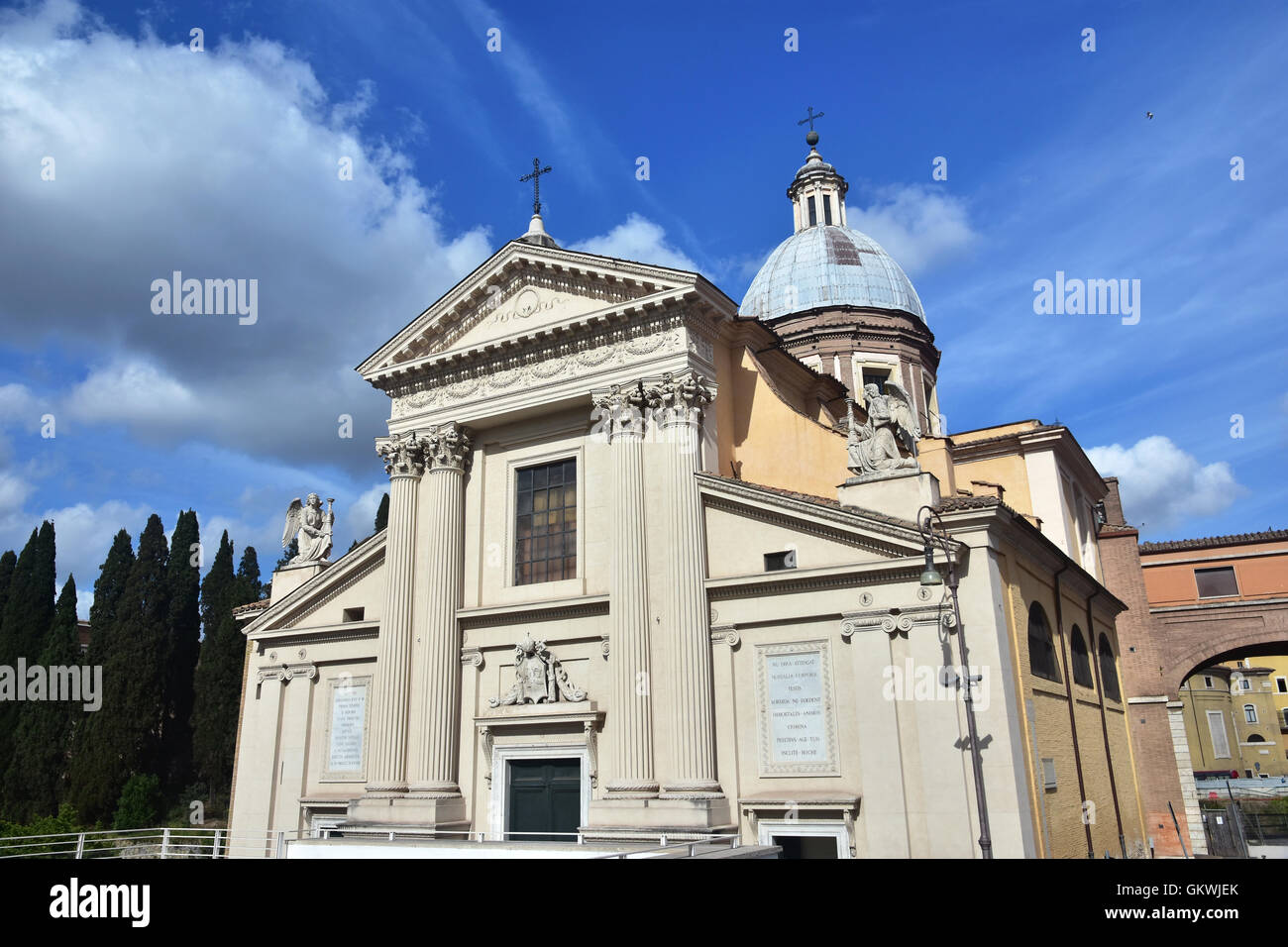 Saint Roch façade néoclassique avec des anges, au centre de Rome Banque D'Images