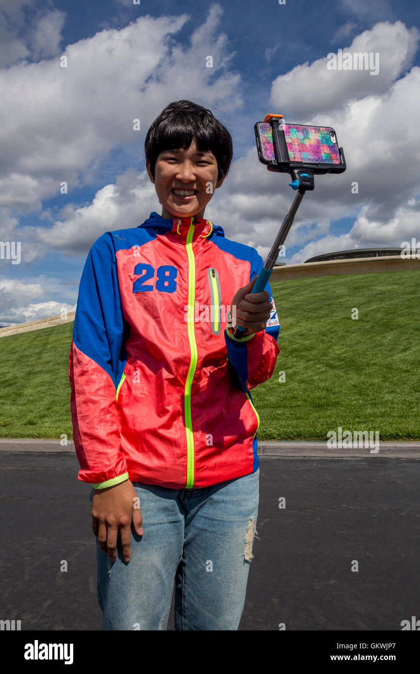1, l'une femme asiatique, en tenant, en prenant la photo selfies, photo, selfies selfies selfies, Opus One Winery, Oakville, Napa Valley, Comté de Napa, Californie Banque D'Images