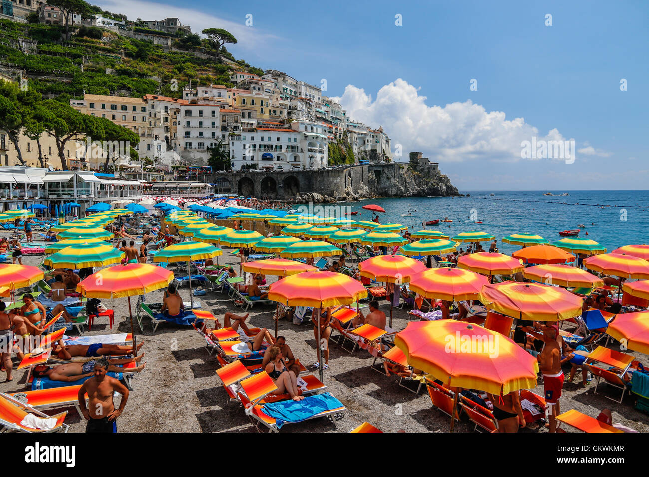 Plage avec parasols à la Côte Amalfitaine Banque D'Images