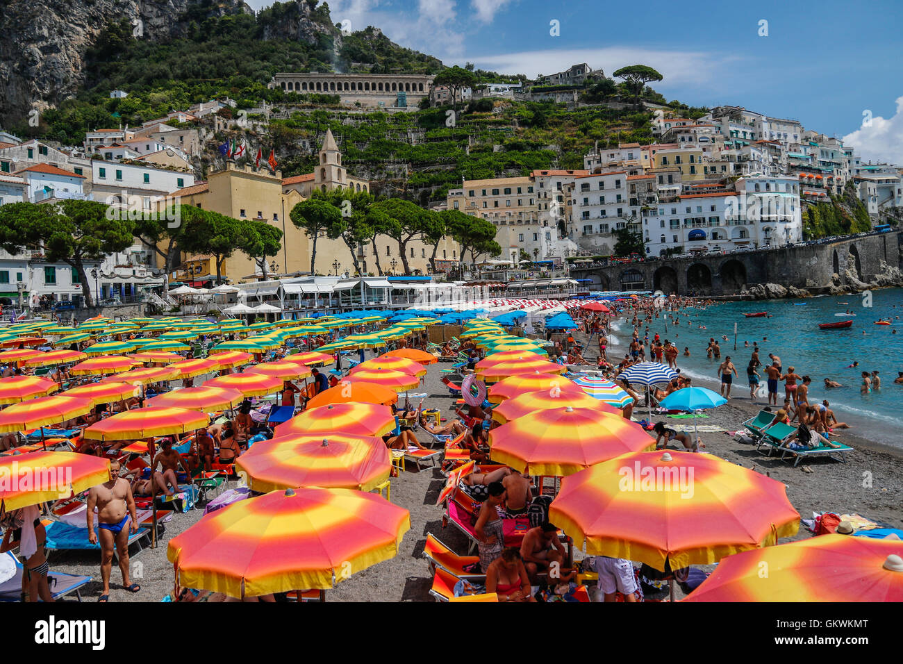 Plage avec parasols à la Côte Amalfitaine Banque D'Images