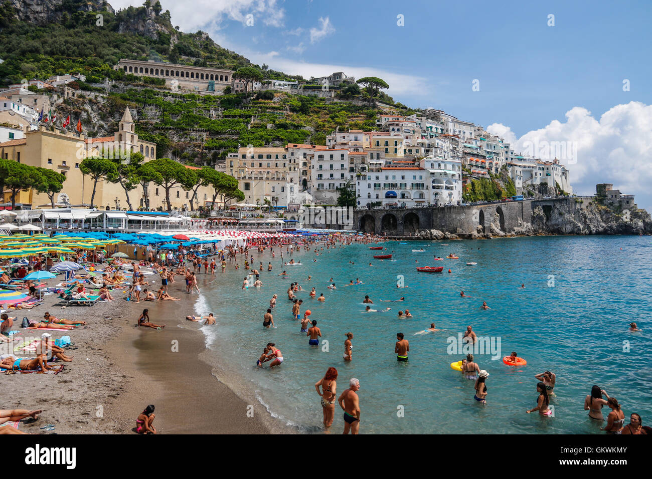 Plage avec parasols à la Côte Amalfitaine Banque D'Images