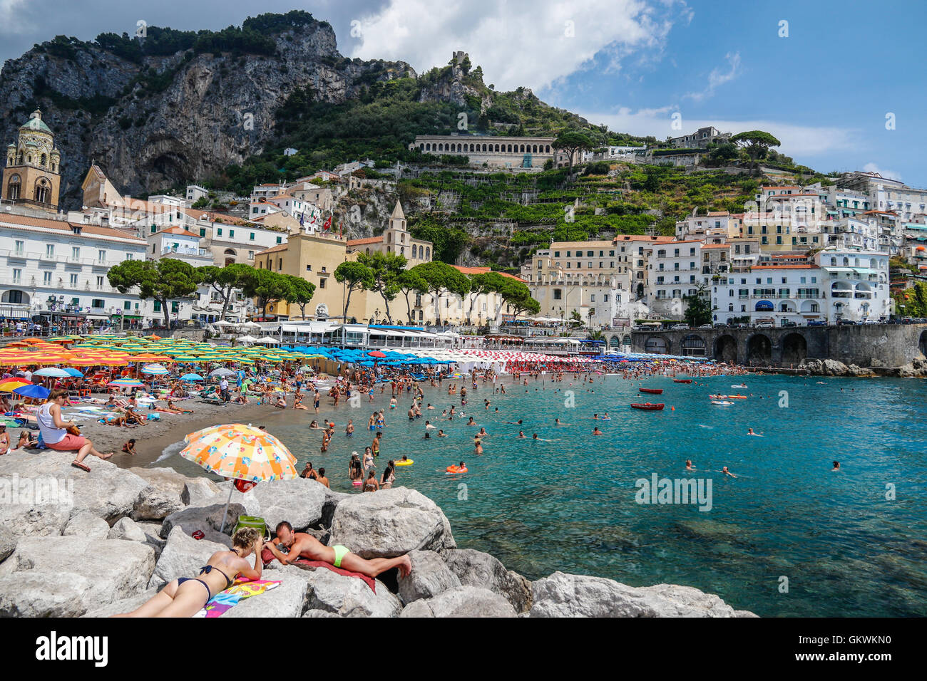 Plage avec parasols à la Côte Amalfitaine Banque D'Images