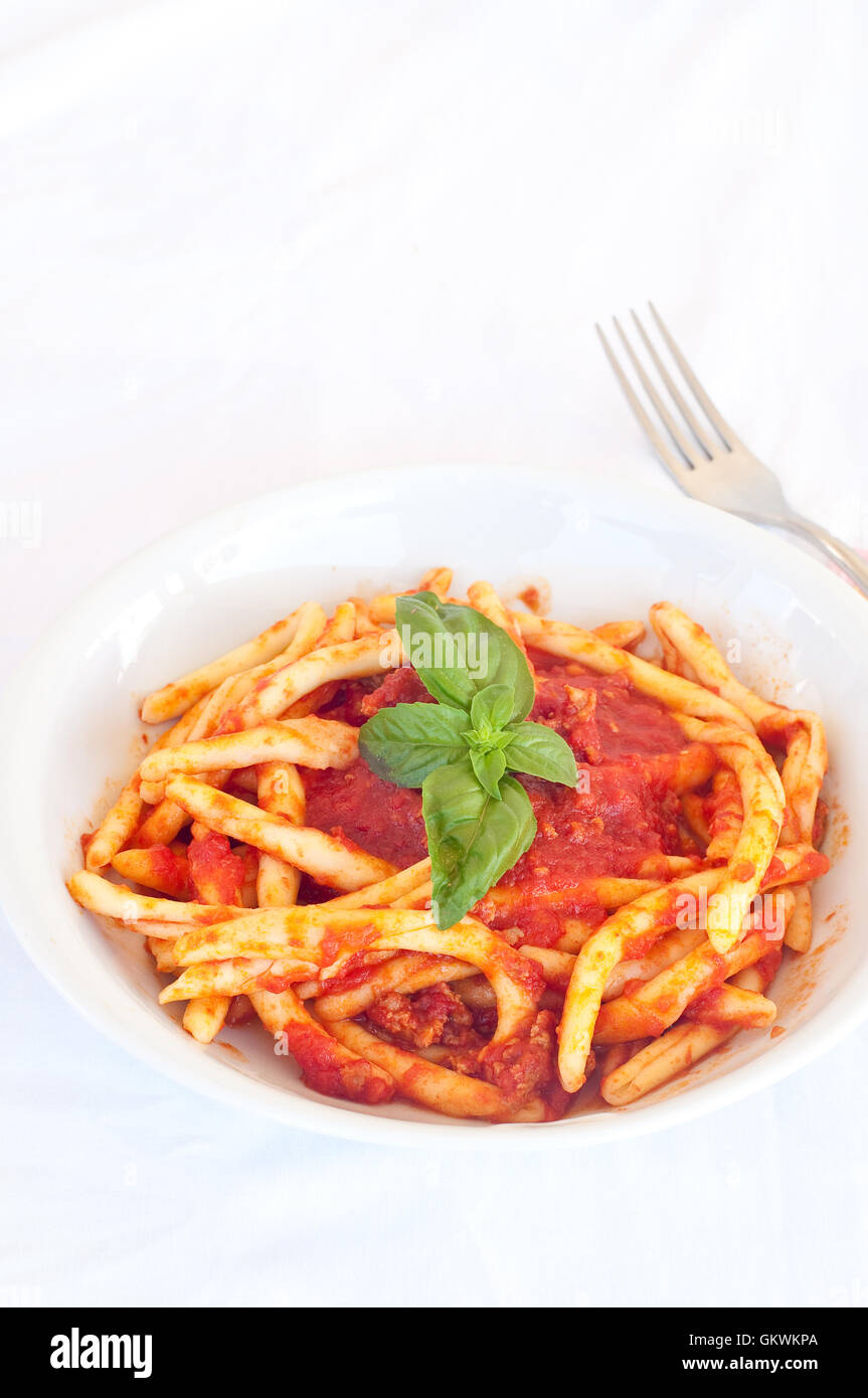 Calabrese typique appelé ' ' filei avec sauce tomate et de porc,pâtes '  filej filei ' bolognaise fromage poulet cuit gros plan cuis Photo Stock -  Alamy