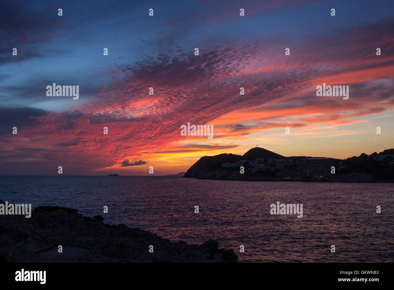 Vue d'un ciel coloré après le coucher du soleil à Dubrovnik, Croatie. Copier l'espace. Banque D'Images