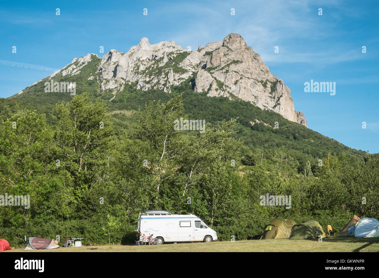 Camping,camping et tentes à la base de la montagne de Bugarach, peak, Pic,  Pic sacré mystique dans le district de l'Aude, sud de la France Photo Stock  - Alamy