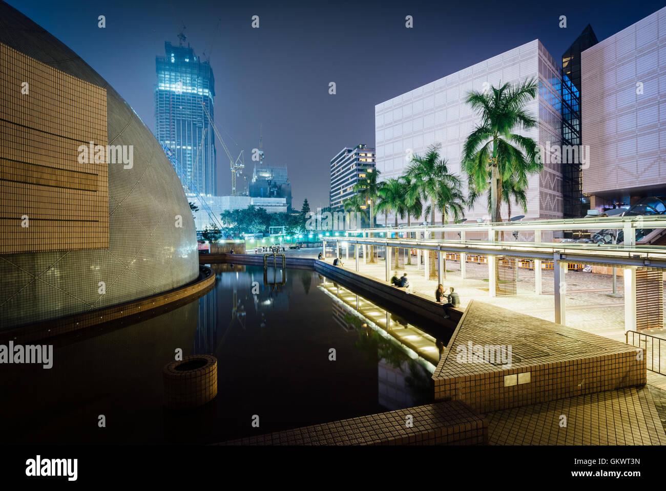 Le Hong Kong Space Museum et Museum of Art dans la nuit, à Tsim Sha Tsui, à Kowloon, Hong Kong. Banque D'Images