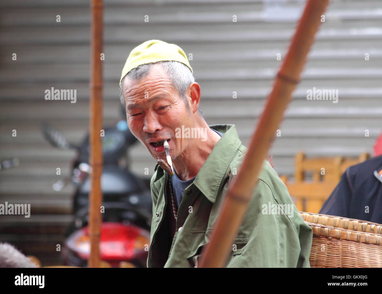 Un homme fume dans le Hakka village Luodai à Chengdu en Chine Banque D'Images