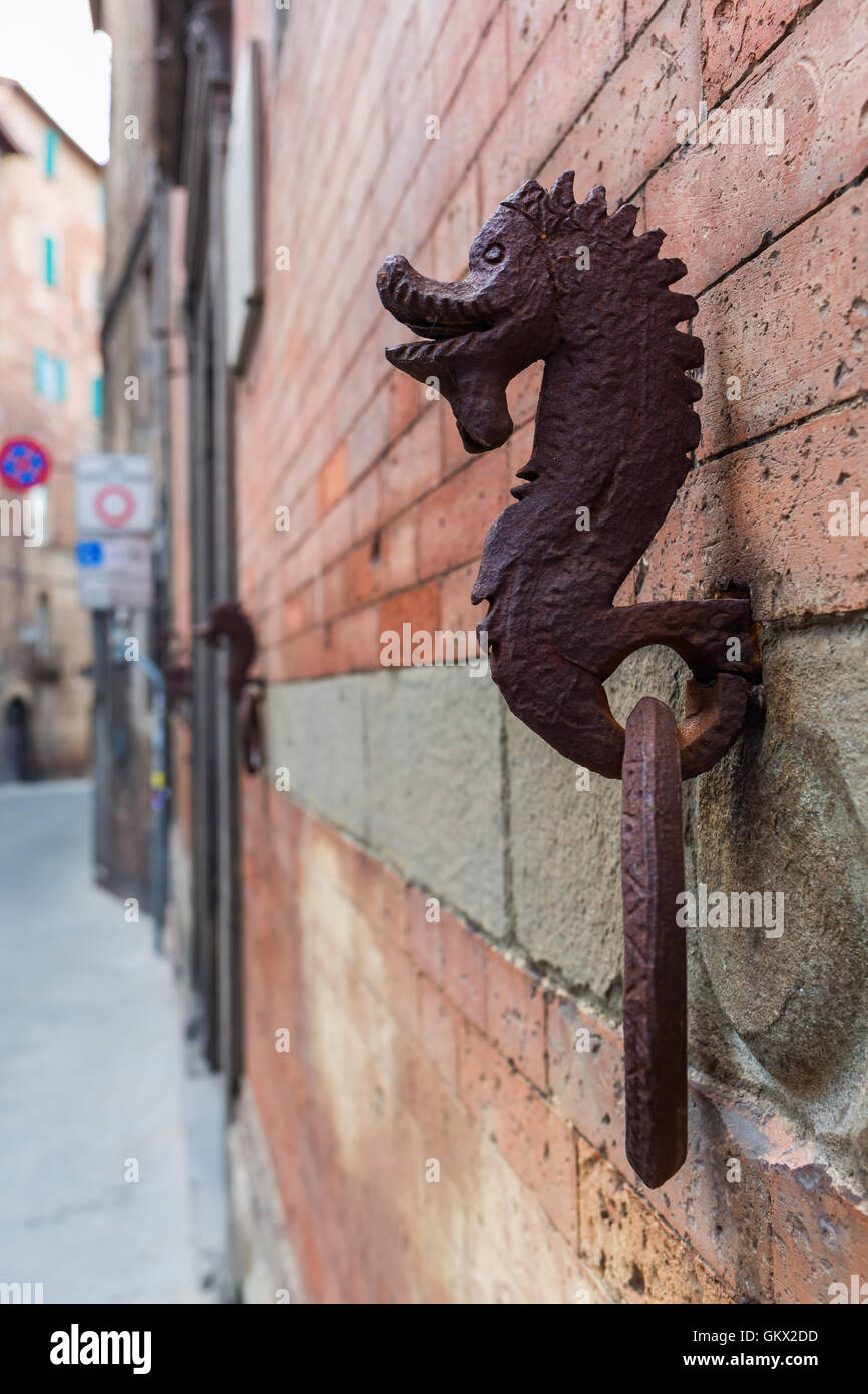 Anneau de métal rouillé antiques pour accumuler des chevaux à Sienne, Toscane, Italie Banque D'Images