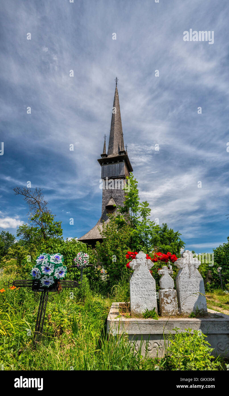 Les pierres tombales, Eglise d'Archanges Michel et Gabriel, l'Eglise orthodoxe roumaine, dans le village de Plopis, Maramures, Roumanie Région Banque D'Images