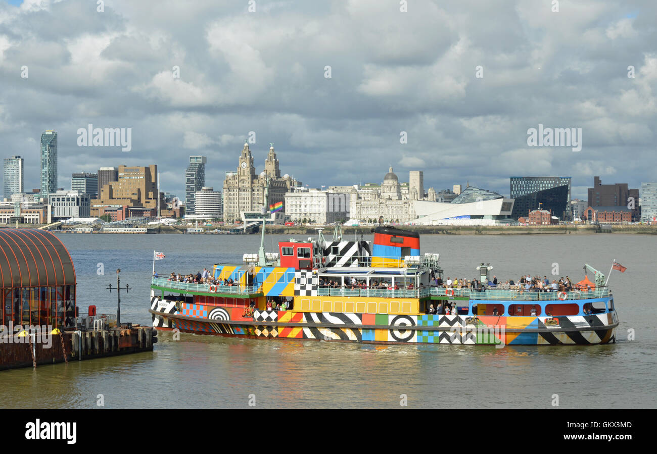 Dazzle Ferry arrivant à Woodside Ferry Terminal Banque D'Images