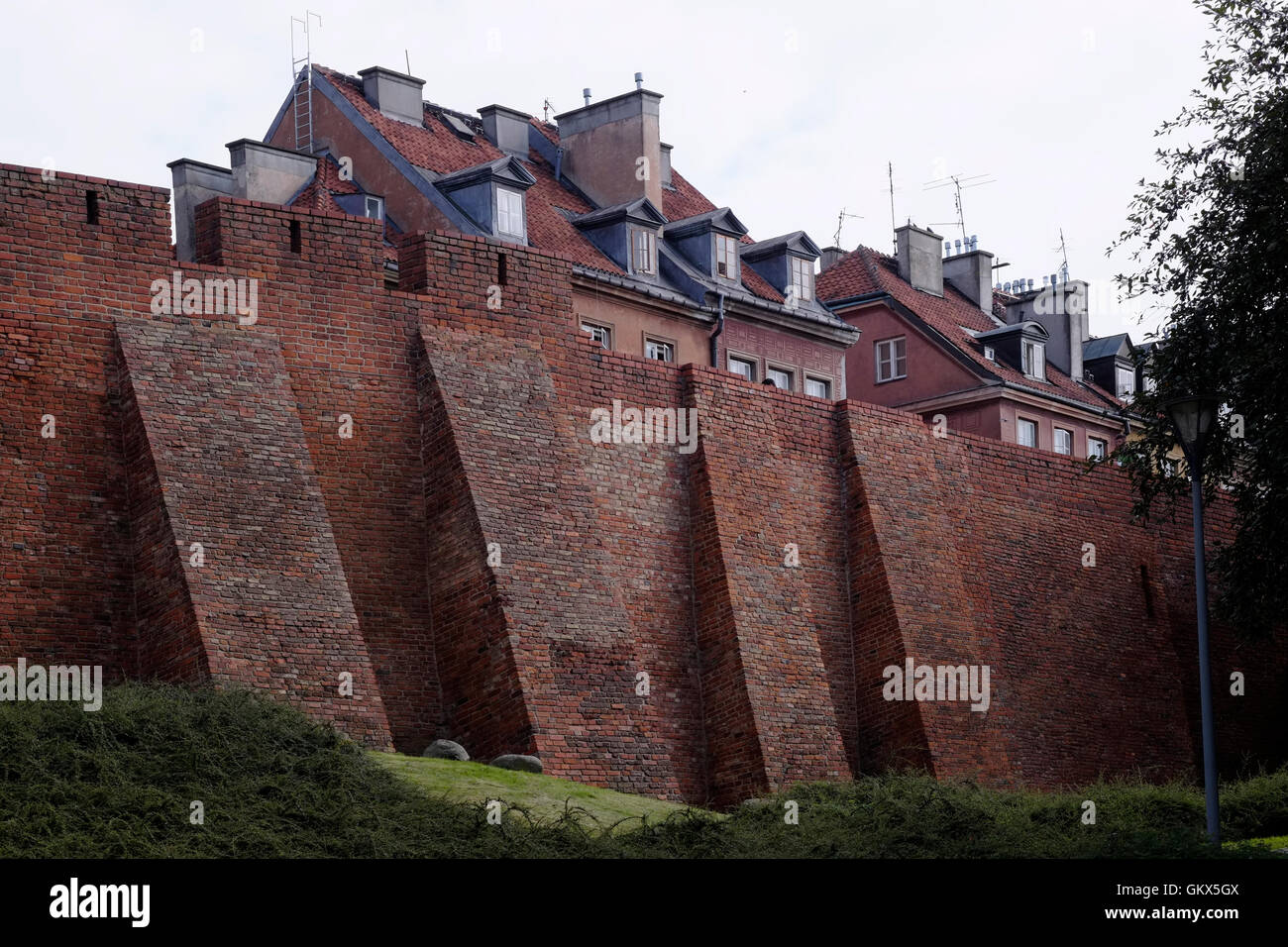 Avis de l'immense muraille reconstruite entourant la vieille ville de Stare Miasto Varsovie, Pologne Banque D'Images Avis de l'immense muraille reconstruite entourant la vieille ville de Stare Miasto Varsovie, Pologne Banque D'Images