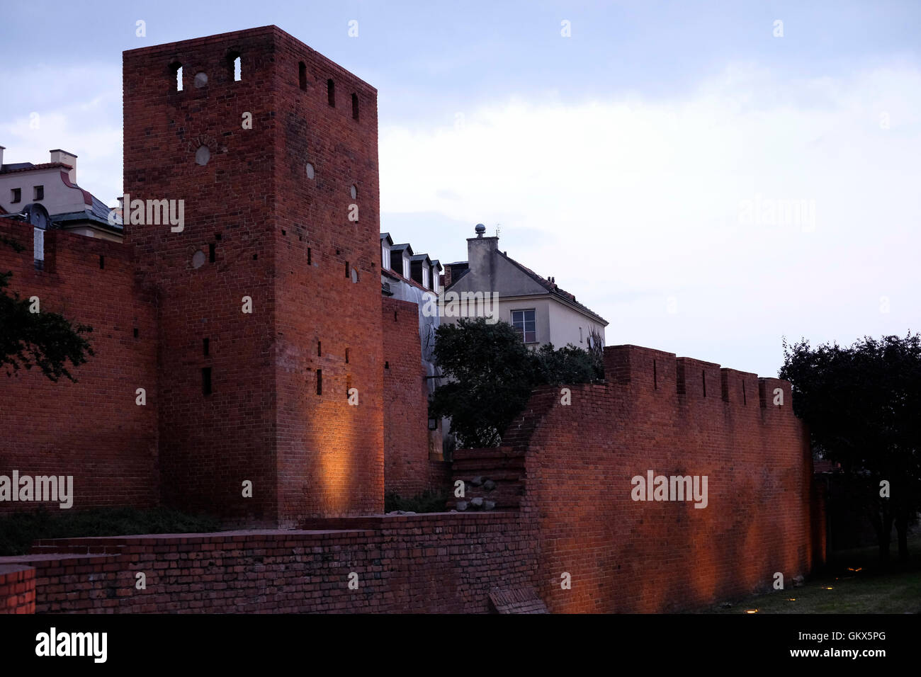 Avis de l'immense muraille reconstruite entourant la vieille ville de Stare Miasto Varsovie, Pologne Banque D'Images Avis de l'immense muraille reconstruite entourant la vieille ville de Stare Miasto Varsovie, Pologne Banque D'Images
