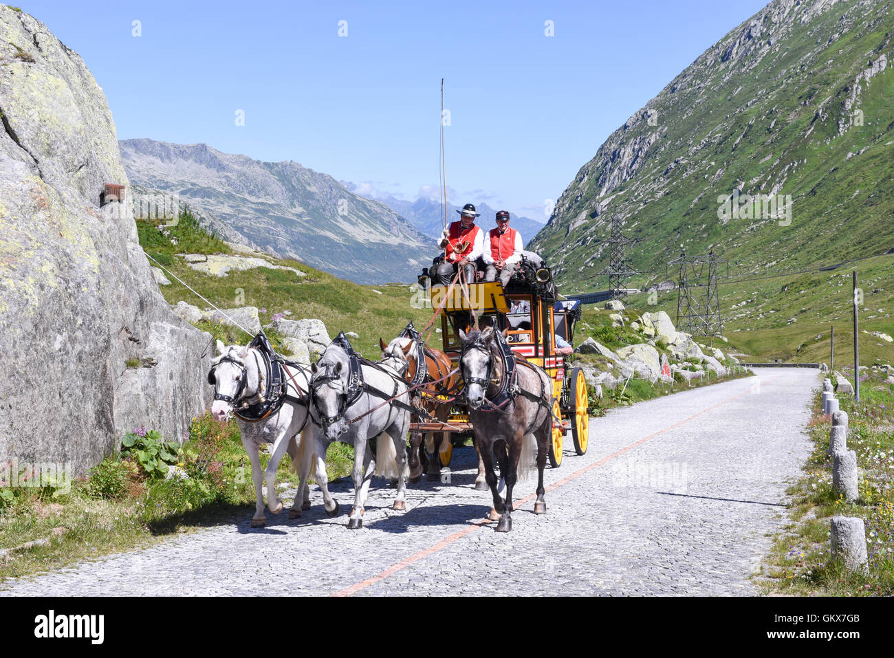 Col du Saint-Gothard, en Suisse - 7 août 2016 : les personnes conduisant une calèche traditionnelle sur la route au col du Gothard, St. Banque D'Images