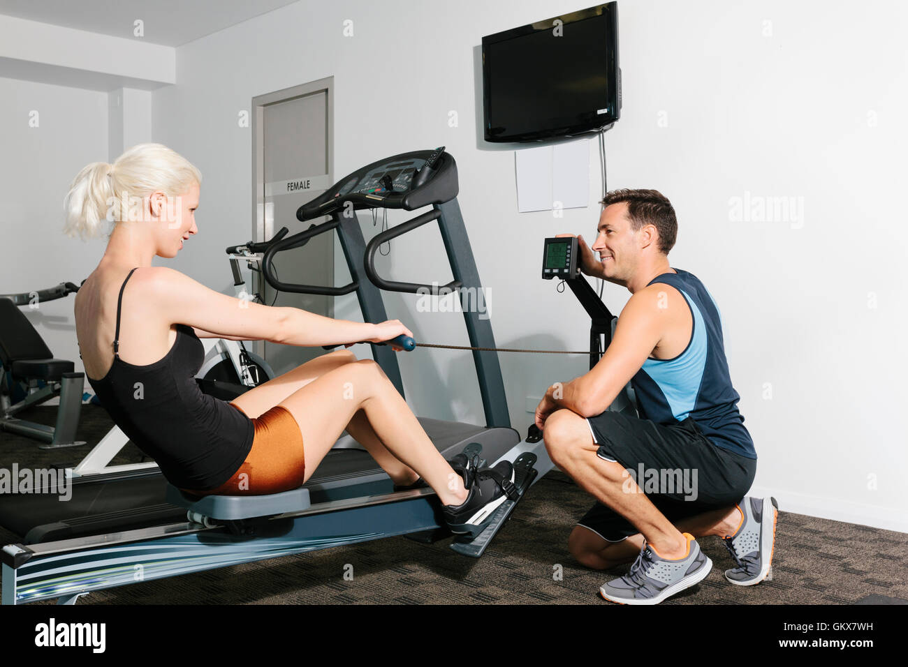 Couple dans la salle de gym Banque D'Images