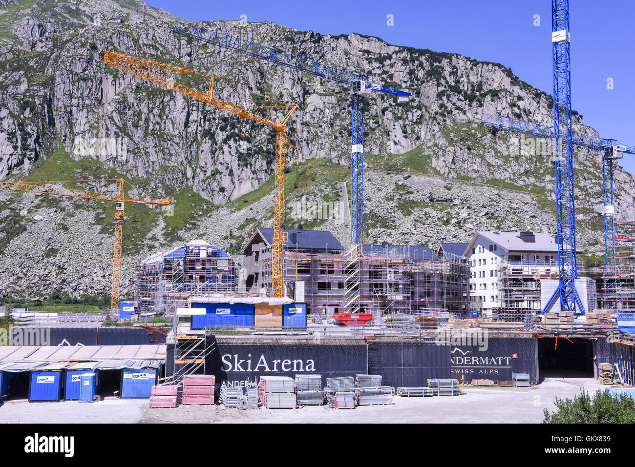 Andermatt, Suisse - 7 août 2016 : Chantier de construction avec des grues à Andermatt sur les Alpes Suisses Banque D'Images