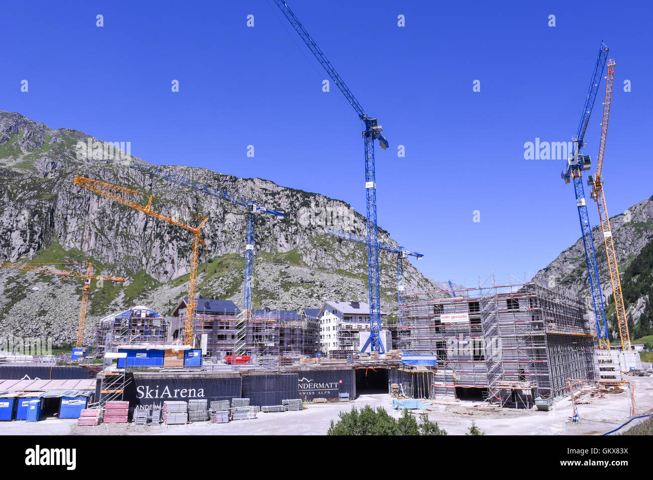 Andermatt, Suisse - 7 août 2016 : Chantier de construction avec des grues à Andermatt sur les Alpes Suisses Banque D'Images