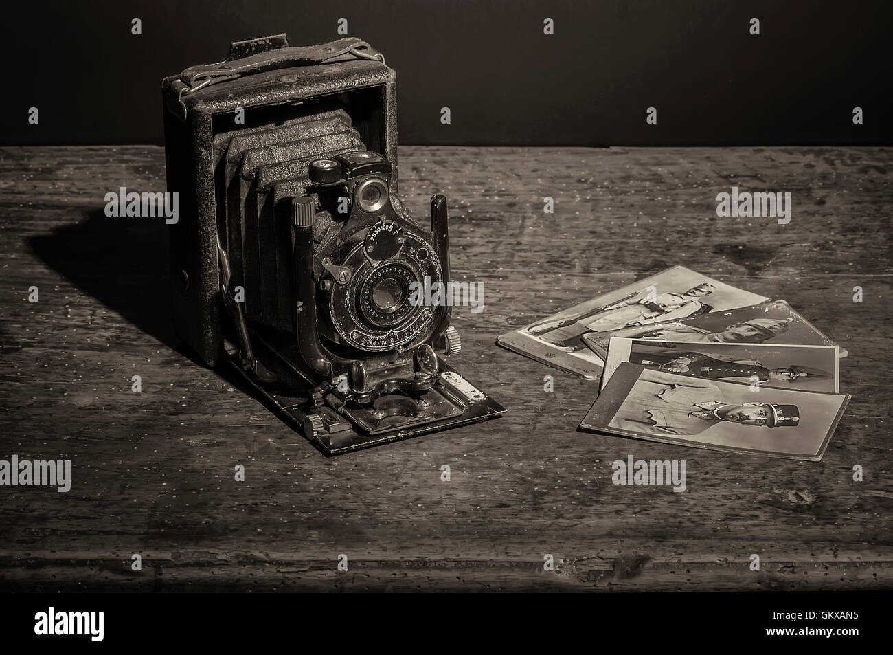 Vintage Camera avec quelques vieilles photos de la Première Guerre mondiale soldats austro-hongrois Banque D'Images