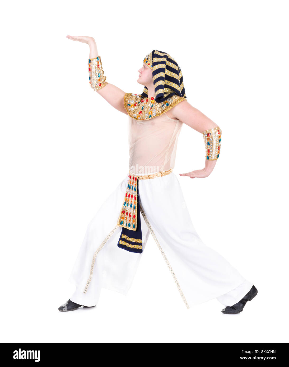 Pharaon danse portant un costume égyptien. Banque D'Images